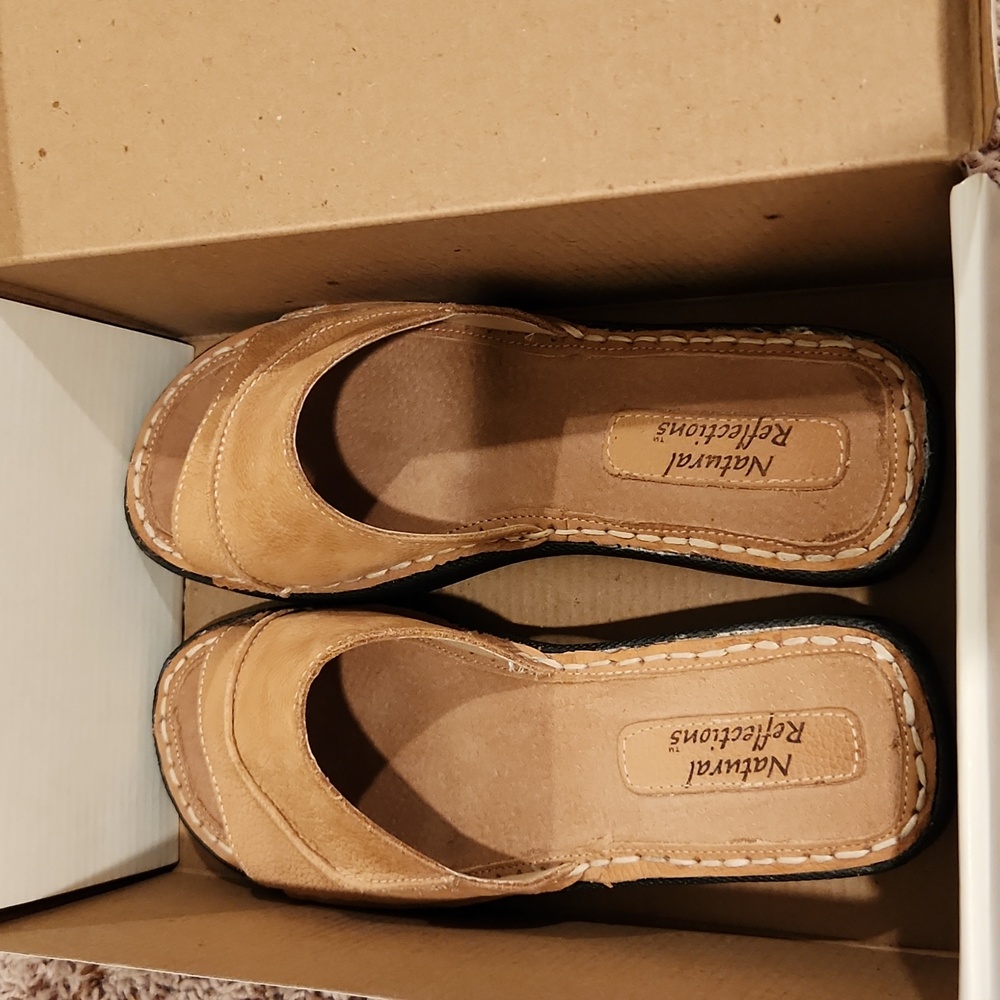 Natural reflections leather slide